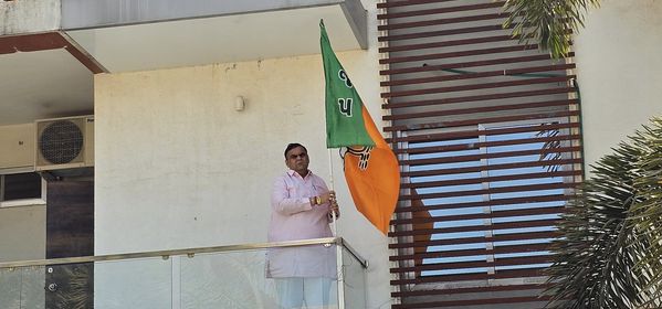 ઘરેઘરે ભાજપાનો ધ્વજ લહેરાવીએ, દેશમાં ફરી એકવાર કમળ ખીલવીએ.